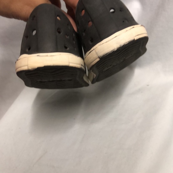 Unisex all star black and white boys 9/ 10 like crocs - Picture 5 of 10